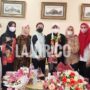 Ketua KONI Konawe, DR Cici Ita Ristianti dan sejumlah pejabat Konawe menjemput Apriyani di Bandara Haluoleo Kendari.