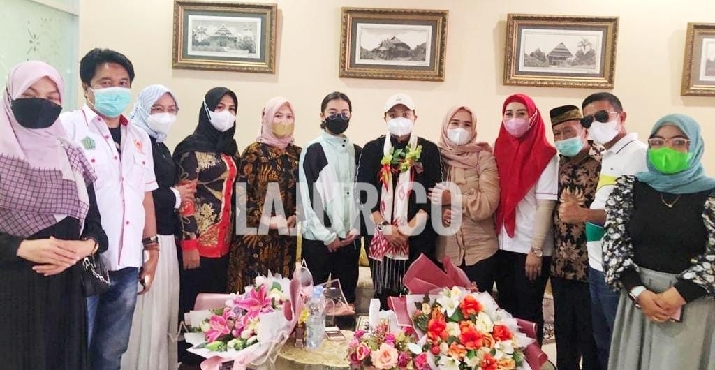 Ketua KONI Konawe, DR Cici Ita Ristianti dan sejumlah pejabat Konawe menjemput Apriyani di Bandara Haluoleo Kendari.