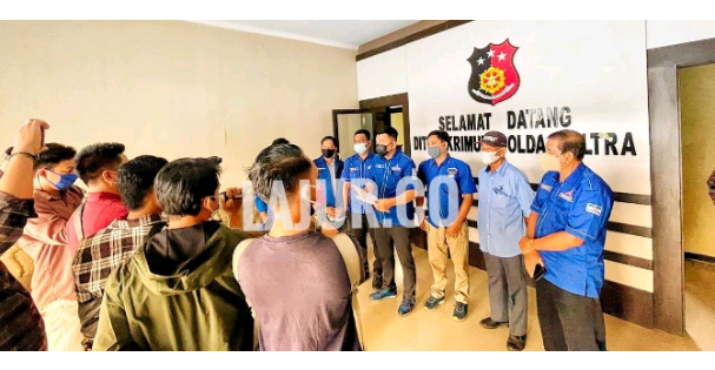 Ketua Demokrat Sultra, Endang SA di Mapolda Sultra usai melaporkan Wamendes Budi Arie Setiadi.