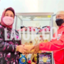 Tina Nur Alam menyerahkan hadiah uang tunai Rp 100 juta untuk orang tua atlet Apriyani Rahayu.