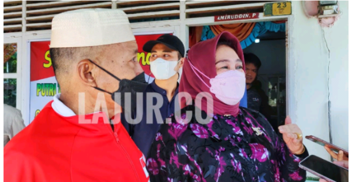 Anggota Komisi X DPR RI, Tina Nur Alam bersama ayah atlet Apriyani Rahayu
