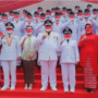 Gubernur Sultra, Ali Mazi didampingi dua anaknya serta Wagub Sultra, Lukman Abunawas dan Sekda Sultra, Nur Endang Abbas berpose bersama anggota Paskibraka usai Upacara HUT RI ke76 di Rujab Gubernur Sultra.