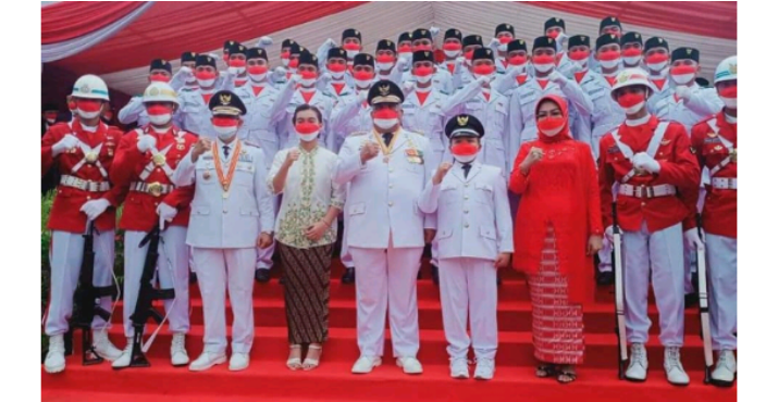 Gubernur Sultra, Ali Mazi didampingi dua anaknya serta Wagub Sultra, Lukman Abunawas dan Sekda Sultra, Nur Endang Abbas berpose bersama anggota Paskibraka usai Upacara HUT RI ke76 di Rujab Gubernur Sultra.