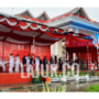 Upacara penurunan bendera merah putih di kawasan Kantor Bupati Konawe berlangsung ditengah guyuran hujan deras.