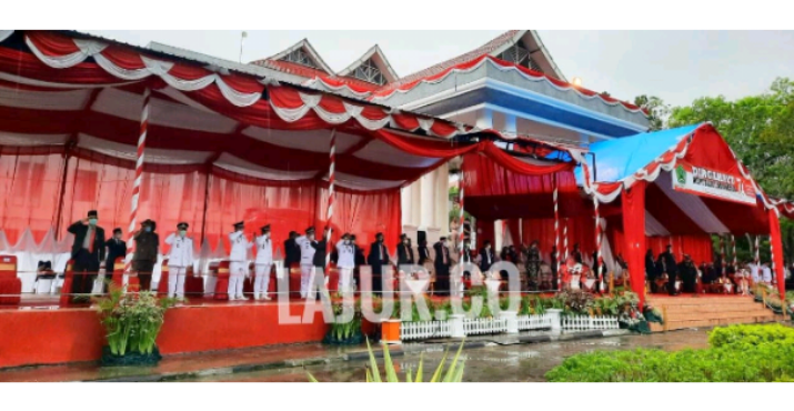 Upacara penurunan bendera merah putih di kawasan Kantor Bupati Konawe berlangsung ditengah guyuran hujan deras.