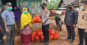 Polsek Onembute & Kadis Sosial Salurkan Bansos Warga Isoman