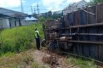 Sebuah Truk Terbalik Usai Tabrak Jembatan di Rusun Jayanti