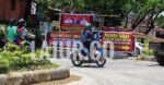 Warga Blokir & Pasang Baliho ‘Buta Hati Mati Rasa’ di Jalan Rusak SMA 5 Kendari