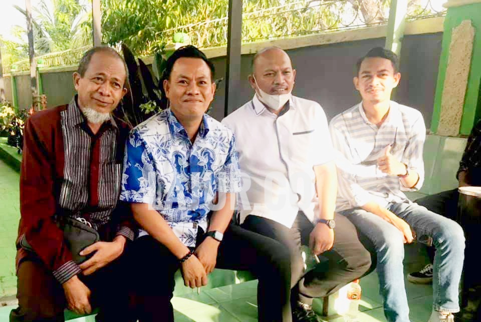 Prof Usman Rianse didampingi tim kuasa hukum Baron Harahap & Partner, saat mengikuti sidang di PN Kendari, Kamis (7/10/2021). Foto : Muh Dzulfijar