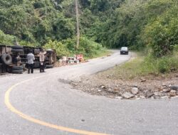Truk Fuso Muat 5 Ton Keramik Terguling di Jalan Trans Sulawesi Kolut