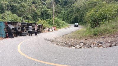 Truk Fuso Muat 5 Ton Keramik Terguling di Jalan Trans Sulawesi Kolut