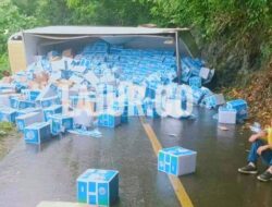 Mobil Angkut Air Mineral Terbalik di Jalur Pendakian Tamborasi, Akses Lalulintas  Macet Total