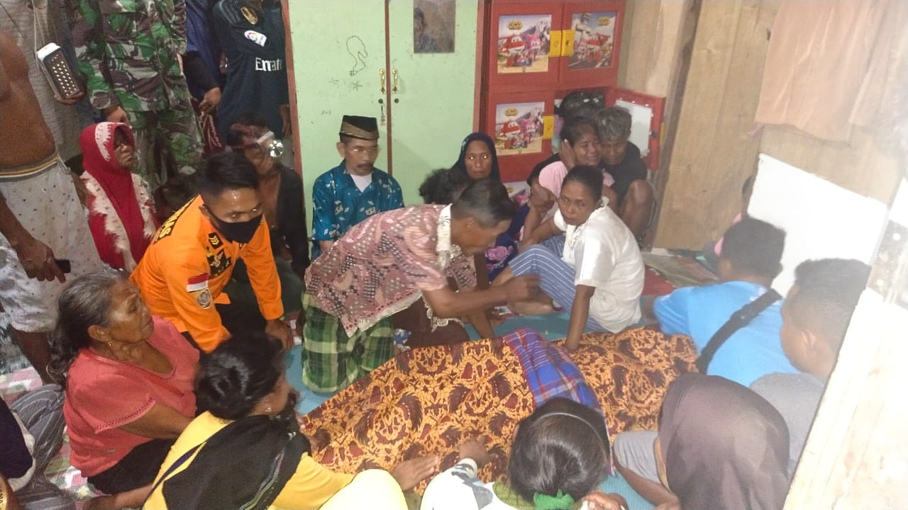 Jasad korban penambang pasir dievakuasi dalam kondisi meninggal dunia oleh tim Basarnas, Senin (18/10/2021).