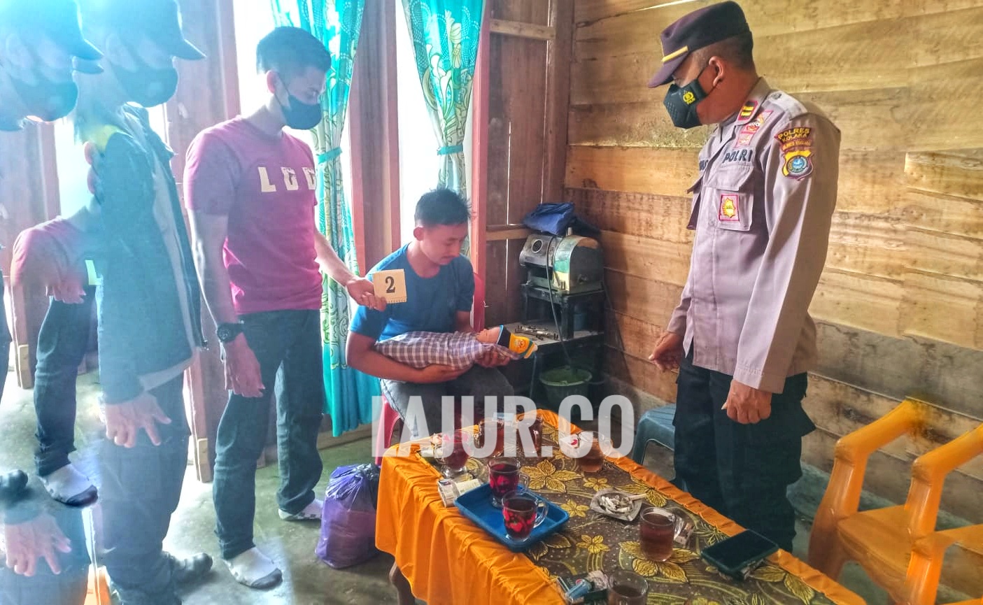 Warga Koltim menemukan sosok bayi terbungkus sarung.