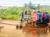 Petugas Damkar tengah memadamkan Pete-pete yang terbakar di dekat SPBU Teratai Kendari.