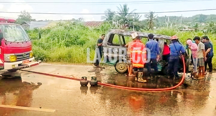 Petugas Damkar tengah memadamkan Pete-pete yang terbakar di dekat SPBU Teratai Kendari.
