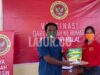Selain program vaksinasi, Binda Sultra melakukan pembagian paket alat kesehatan kepada perwakilan Desa Benu Benua Jaya di Butur pada momen Hari Sumpah Pemuda, Kamis (28/10/2021).