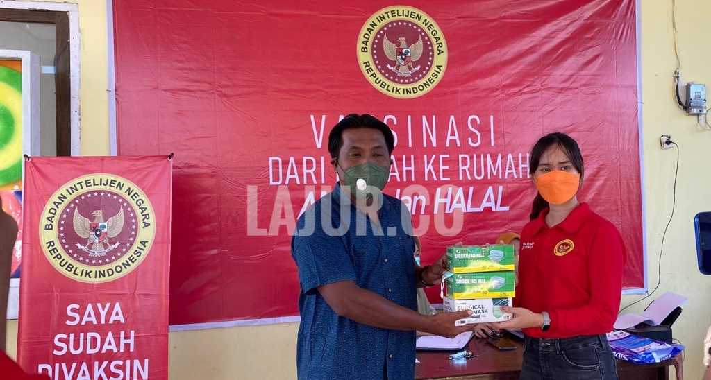 Selain program vaksinasi, Binda Sultra melakukan pembagian paket alat kesehatan kepada perwakilan Desa Benu Benua Jaya di Butur pada momen Hari Sumpah Pemuda, Kamis (28/10/2021).