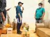 Aktivis PB HMI, Muhammad Ikram Pelesa mengembalikan paket PT Tiran berlangsung, Jumat (22/10/2021) di Citraland Kendari dengan didampingi Wasekjend Eksternal PB HMI Bidang Pembangunan Energi, Migas dan Minerba, Eko Hasmawan Baso.