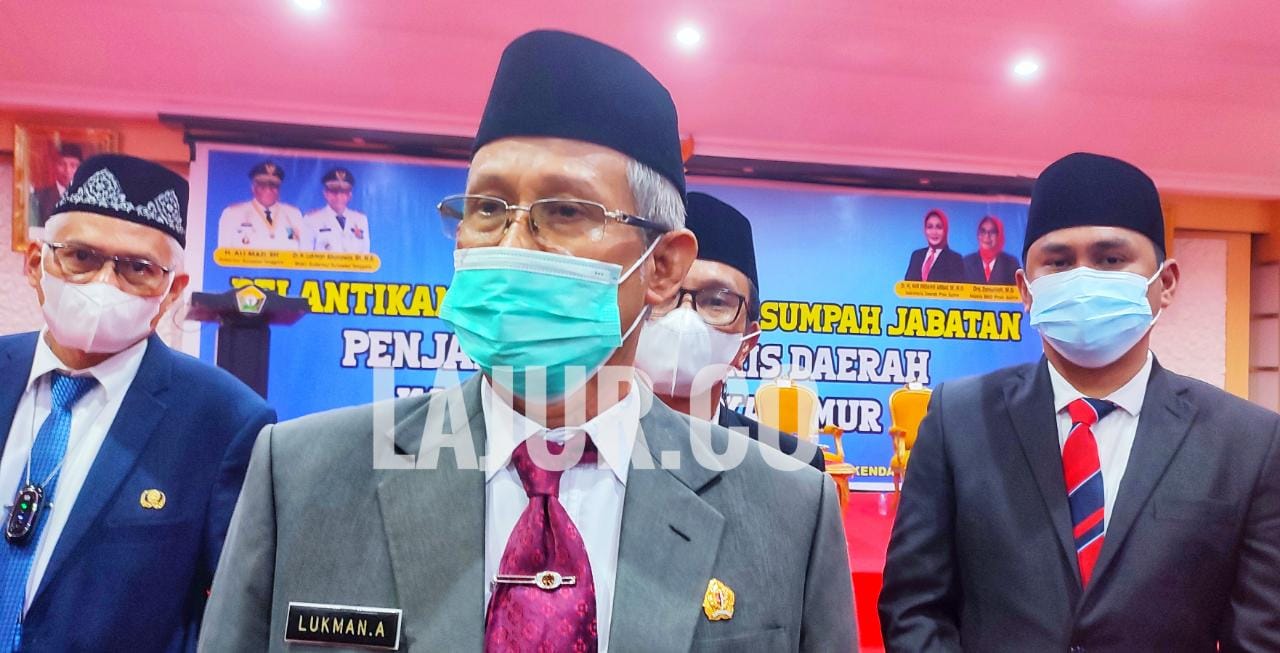 Wakil Gubernur Sulawesi Tenggara, Lukman Abunawas didampingi Pj Sekda Koltim, H Belli Tombili (kiri).