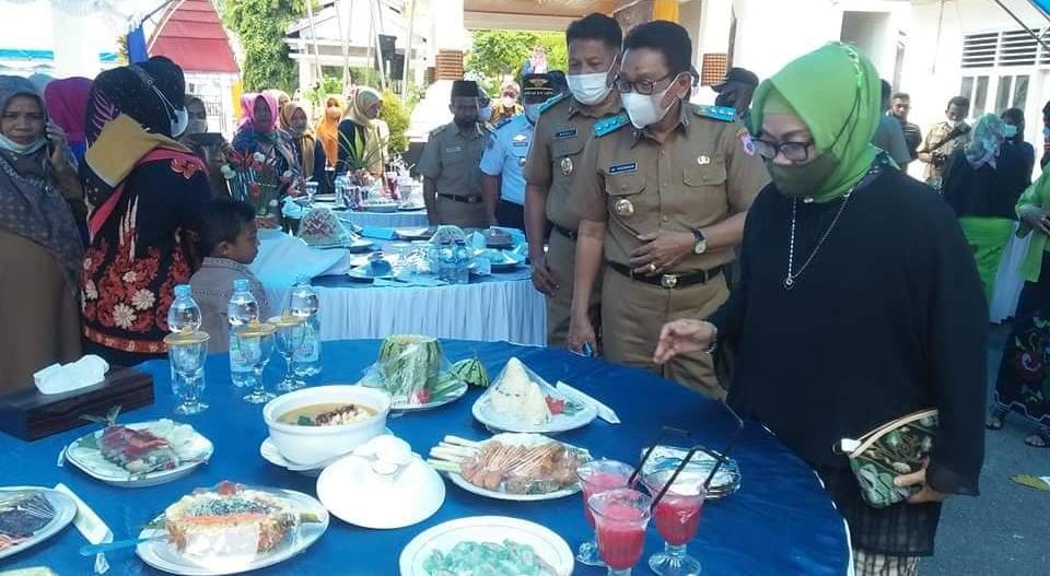 Bupati Butur, Ridwan Zakaria didampingi Ketua TP PKK Butur, Hj Muliati Ridwan Zakaria melihat produk pangan olahan PKK yang ditampilkan dalam Lomba Cipta Karya Menu Beragam Pemda Butur.