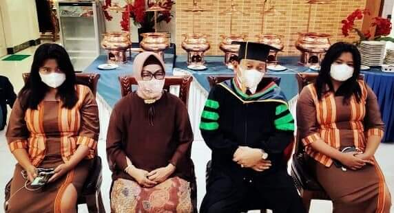 Bupati Butur, H Muh Ridwan Zakaria didampingi sang istri, Hj Muniarty Ridwan menjalani wisuda program S3 Universitas Negeri Jakarta secara virtual, Rabu (13/10/2021). Foto Humas Butur.