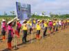 Aparat kepolisian melakukan aksi taman mangrove di kawasan Teluk Kota Kendari, Jumat (15/10/2021).
