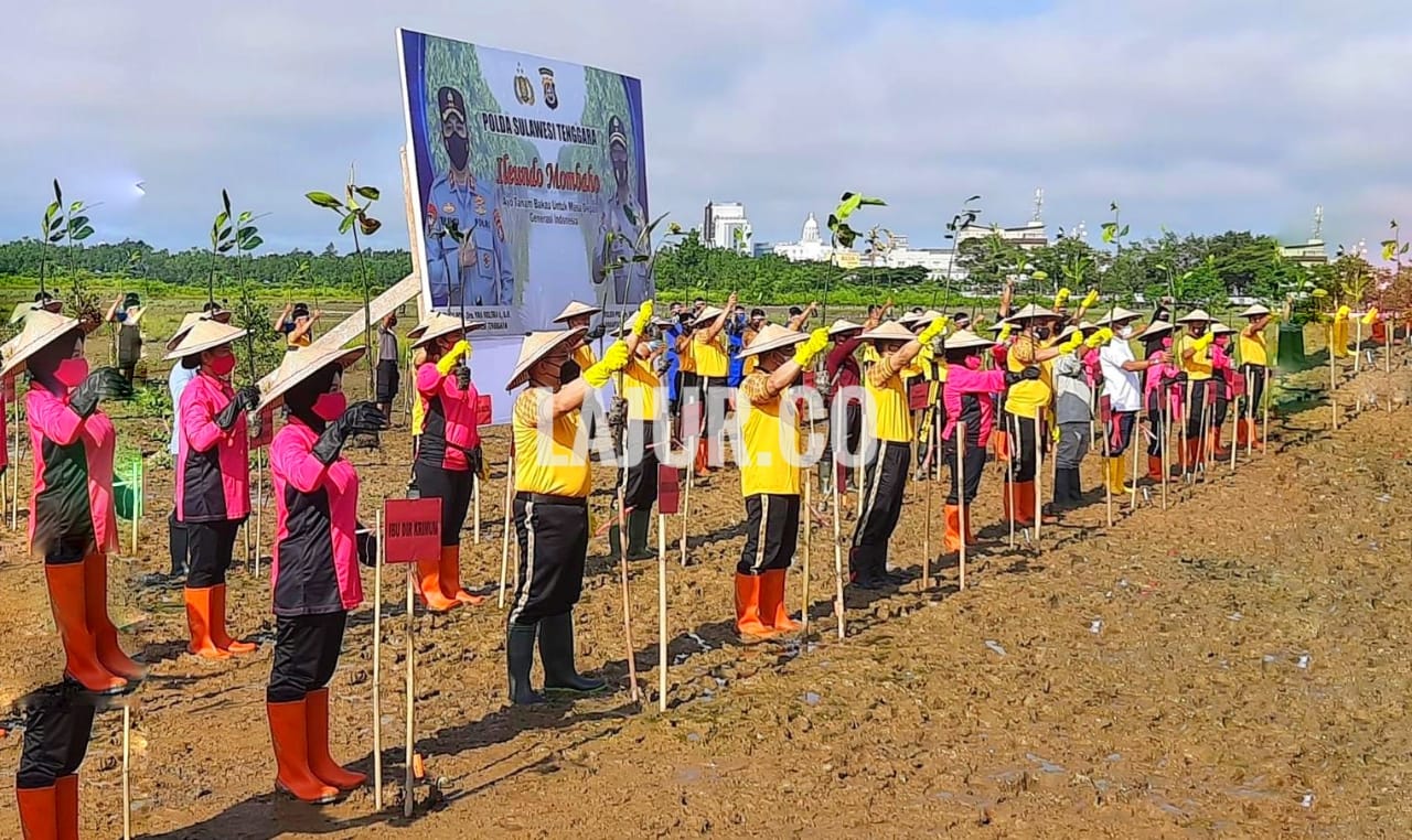 Aparat kepolisian melakukan aksi taman mangrove di kawasan Teluk Kota Kendari, Jumat (15/10/2021).