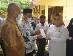 Tina Nur Alam Bagikan Beasiswa PIP Siswa SMP di Kendari