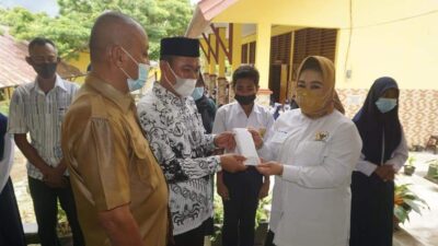 Tina Nur Alam Bagikan Beasiswa PIP Siswa SMP di Kendari