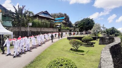 Potret Pemuda di Buton Kibarkan Merah Putih Sekeliling Benteng Keraton Momen Hari Sumpah Pemuda
