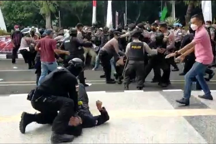 Polisi diduga membanting satu peserta aksi di Tigaraksa. Foto : Ist