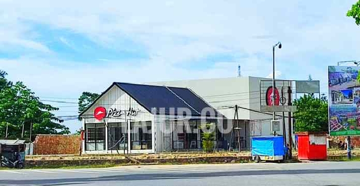 Outlet Pizza Hut baru di Kota Kendari terletak di dekat Bundaran Anduonohu.