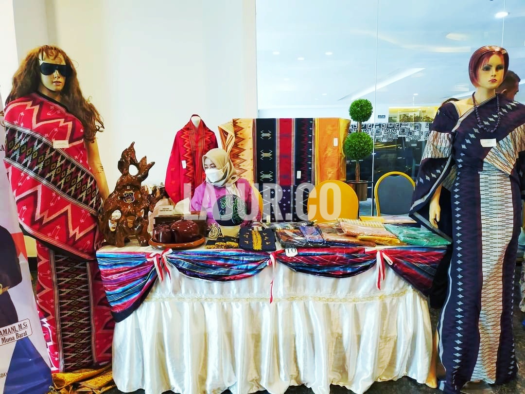 Produk Tenun Laworo dipamerkan di booth Dekranasda Mubar.
