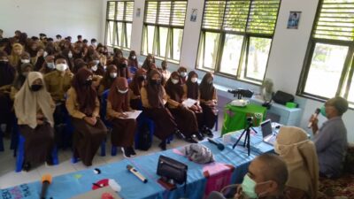 UHO Helat Edukasi Festival Sains dan Budaya di SMAN 8 Konsel