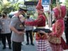 Kapolda Sultra, Irjen Pol Teguh Pristiwanto diberi kalungan bunga begitu tiba di Mapolda Sultra, Jumat (12/11/2021).