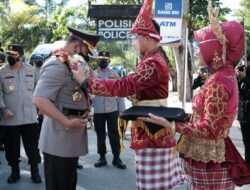 Potret Kapolda Irjen Teguh Pristiwanto Disambut Tarian Tolaki di Mapolda Sultra