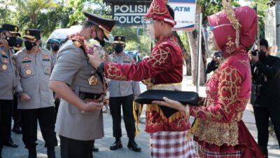 Potret Kapolda Irjen Teguh Pristiwanto Disambut Tarian Tolaki di Mapolda Sultra