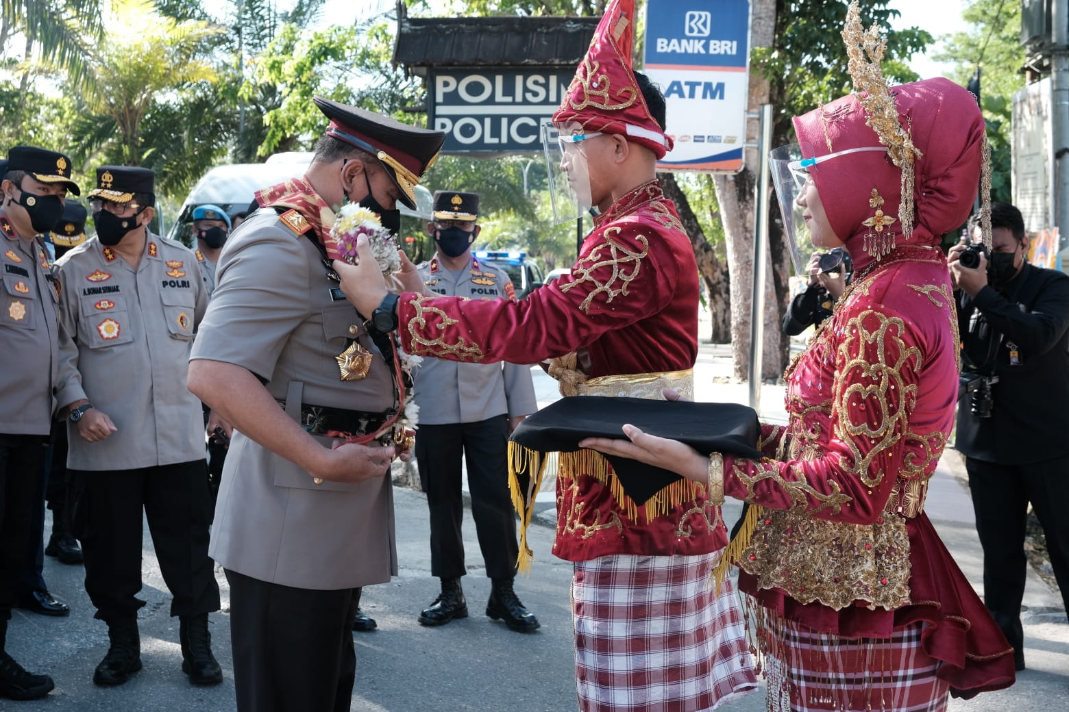Kapolda Sultra, Irjen Pol Teguh Pristiwanto diberi kalungan bunga begitu tiba di Mapolda Sultra, Jumat (12/11/2021).