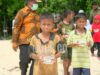 Anak-anak nelayan Desa Mopaano melepasliarkan belasan tukik di Pantai Koguna, Minggu (14/11/2021).