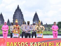 Kapolri Serahkan Bansos ke Pekerja Seni di Yogyakarta yang Terdampak Pandemi Covid-19