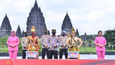 Kapolri Serahkan Bansos ke Pekerja Seni di Yogyakarta yang Terdampak Pandemi Covid-19