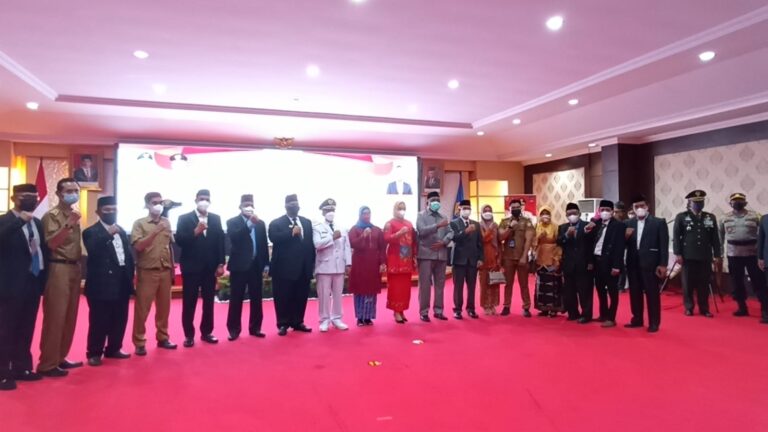 Pose bersama Gubernur Sultra, Ali Mazi, Wagub Sultra, Pj Bupati Koltim, Sulwan Abunawas, istri mendiang Bupati Koltim, Diana Mesi dan sejumlah pejabat Pemda Koltim usai pelantikan di Rujab Gubernur Sultra.