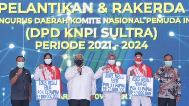 Gubernur Sultra, Ali Mazi menyerah bonus kepada atlet peraih medali pada ajang PON XX Papua tahun 2021 , Minggu (21/11/2021). Foto : Diskominfo Sultra.