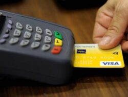 Mana Lebih Aman, Bayar Belanjaan dengan Kartu Debit atau Kartu Kredit?