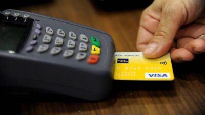 Mana Lebih Aman, Bayar Belanjaan dengan Kartu Debit atau Kartu Kredit?
