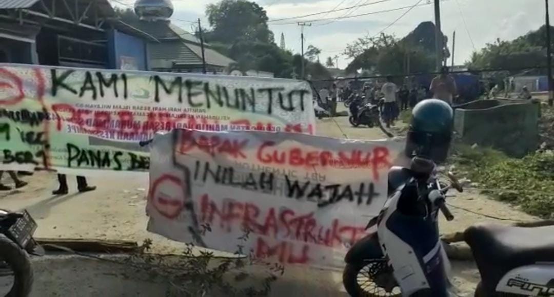 Warga Kasilampe memblokir jalan rusak yang kerap dilalui mobil tangki PT Pertamina.