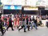 Ormas Suku Tolaki arak-arakan sambil membawa parang 'Taawu'dalam aksi pawai budaya, Kamis (16/12/2021).