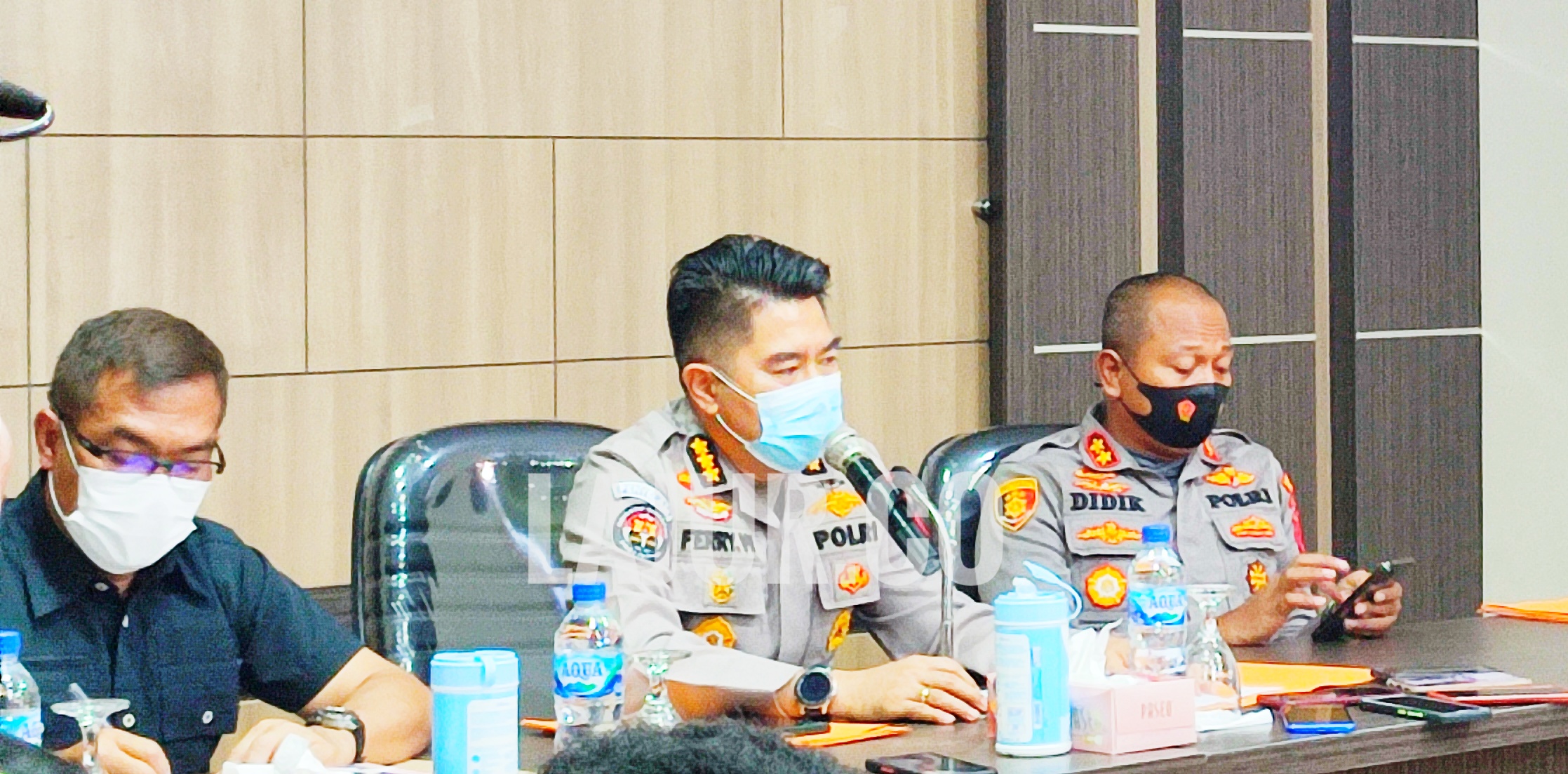 Kabid Humas Polda Sultra, Kombes Pol Ferry Walintukan saat rilis pers bentrok di Kendari, Sabtu (19/12/2021).