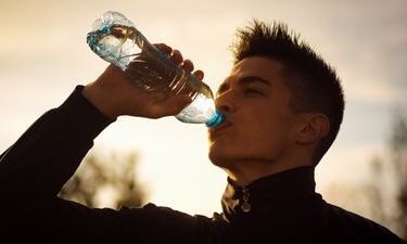 Minum Sambil Berdiri Tidak Sehat, Apa Alasannya?